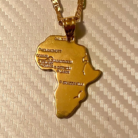 18K Gold Plated Cuban Link Chain with Africa map and Nefertiti pendants - Picture 2 of 6
